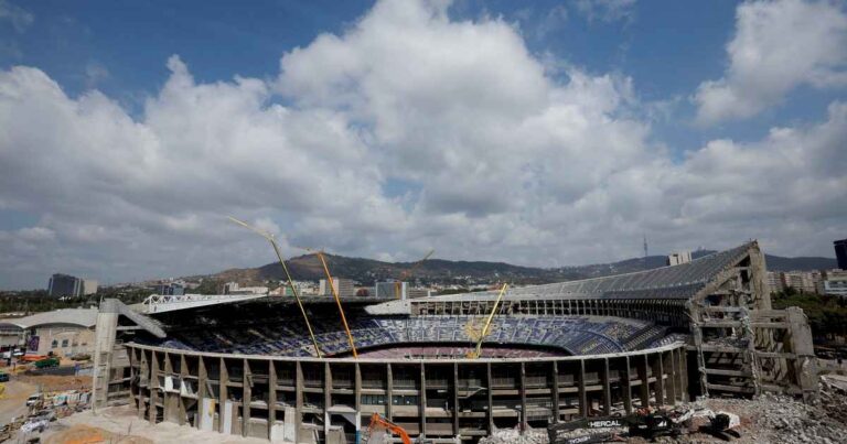 batalla-campal-en-el-camp-nou:-involucro-a-unos-treinta-obreros-que-trabajan-en-la-remodelacion-del-estadio-de-barcelona-y-los-despidieron