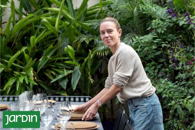 una-cocinera-transforma-su-terraza-citadina-en-un-espacio-de-cocina-y-relax,-entre-plantas-tropicales-e-insectos