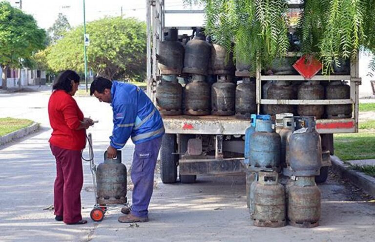 EL PRECIO DE LA GARRAFA SIGUE EN ALZA Y GOLPEA A LOS SECTORES MÁS VULNERABLES