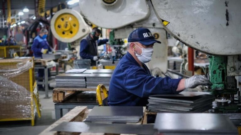 El 40% de las empresas bonaerenses despidieron trabajadores por la recesión