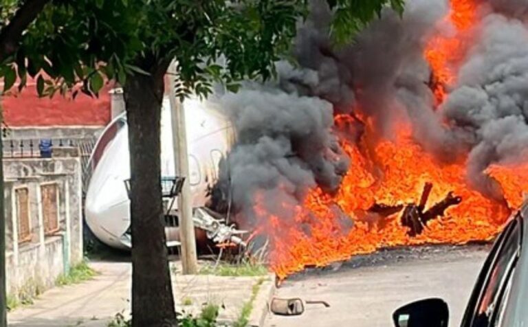 Un avión despista en el aeropuerto de San Fernando y choca contra una casa: dos muertos