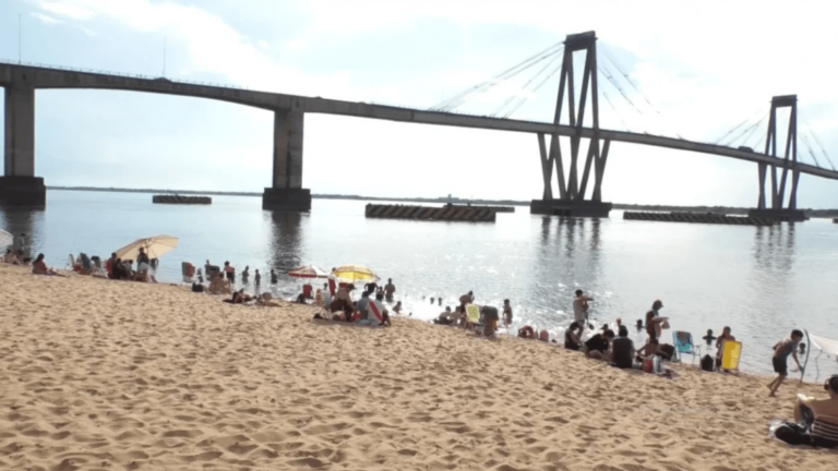 Extenderán el horario de los baños en las playas de Corrientes