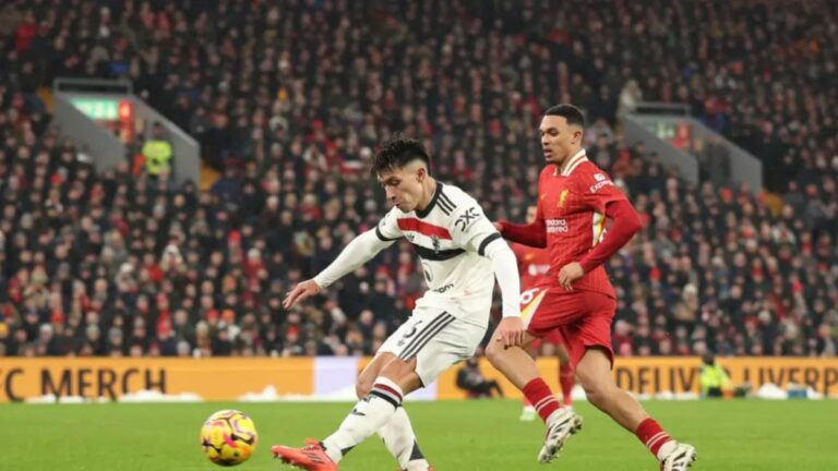 El tremendo golazo de Lisandro Martínez en el empate del Manchester United ante Liverpool