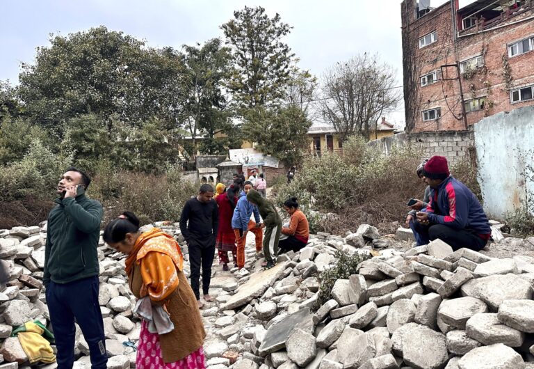 Ascienden a 95 los muertos por un terremoto de magnitud 6,8 en el Tíbet, oeste de China