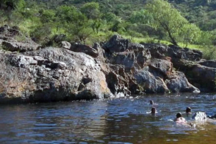 Un hombre se tiró de cabeza al río, golpeó su cabeza y falleció