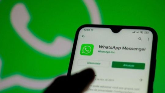 Denunciaron a WhatsApp por usar datos privados para entrenar su inteligencia artificial