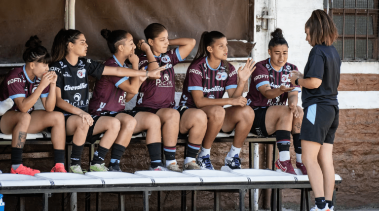 Insólito: un equipo de fútbol femenino pidió descender de categoría.