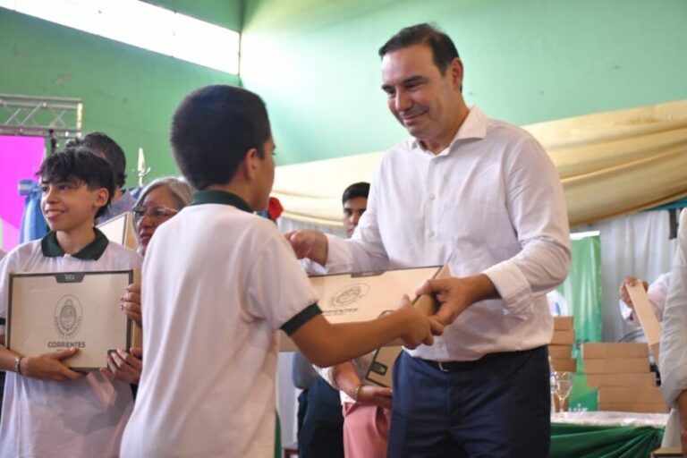 Apuesta a la innovación: entregaron notebooks a 400 alumnos en el Interior