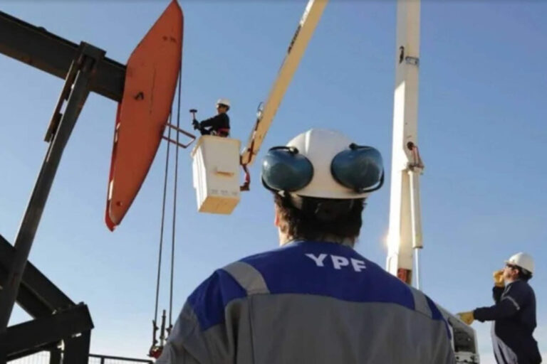 YPF confirmó que invertirá solo en Vaca Muerta a partir de 2026