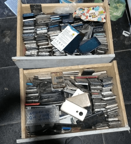 incautaron más de 200 celulares y detuvieron a dos personas