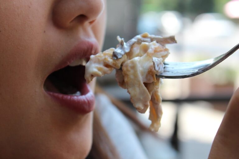 Las cuatro consecuencias que tiene comer rápido y que seguro no conocías