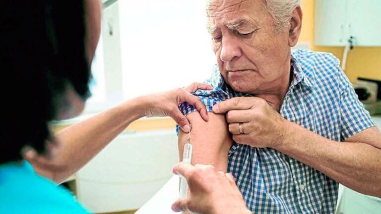 Afiliados a PAMI podrán acceder a la vacuna antigripal gratuita en farmacias.