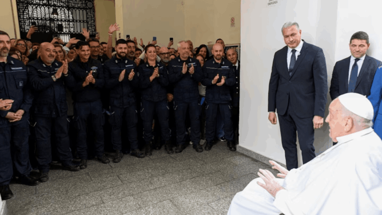 El papa Francisco visitó una prisión en Roma durante el Jueves Santo.