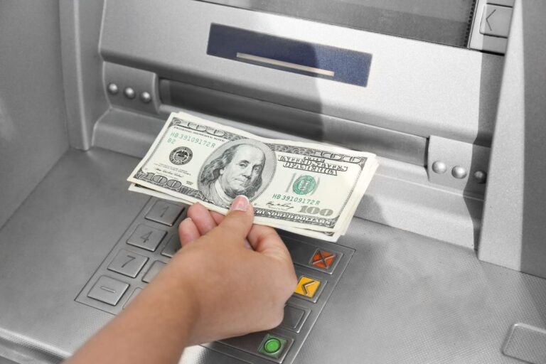 Cuántos dólares se pueden sacar del cajero automático en abril de 2025.