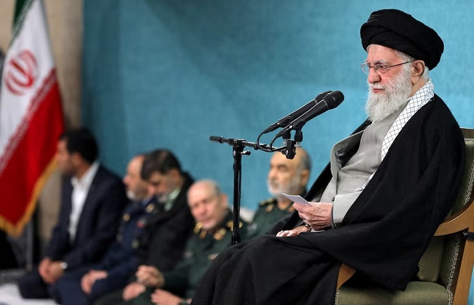 EE.UU y el líder religioso iraní pelean por un arsenal atómico