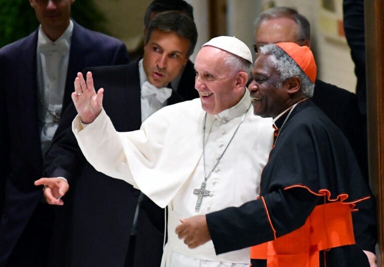 Dos obispos africanos tienen chances de suceder a Francisco y reviven la profecía del Papa negro