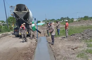 Corrientes: realizan un nuevo frente de cordón cuneta en el barrio Pirayuí