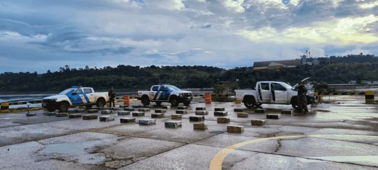 En Misiones prefecturianos sufrieron multiples fracturas tras chocar contra camioneta narco