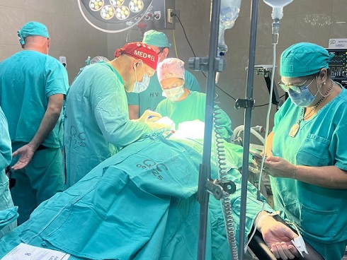 Se realizó el primer implante coclear en un adulto en el Vidal