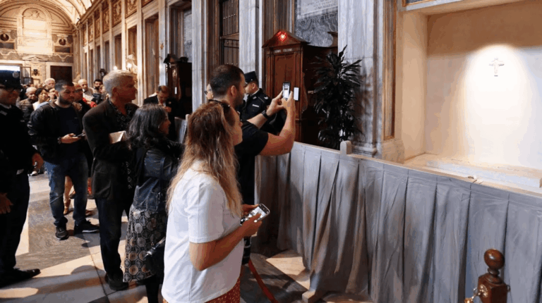 Miles de personas visitaron la tumba del Papa Francisco.