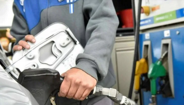 Tras el anuncio de YPF, el gobierno busca que otras petroleras bajen el precio de la nafta