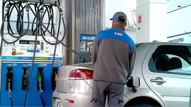 YPF bajó los precios de los combustibles.
