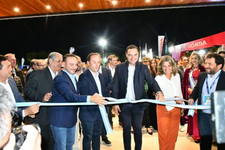 Valdés encabezó la gran apertura de la Fiesta Nacional del Surubí
