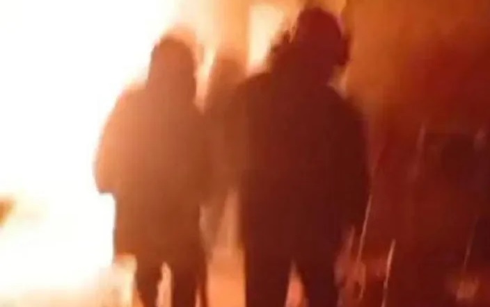 Quiso espantar mosquitos con fuego y se le incendió la casilla
