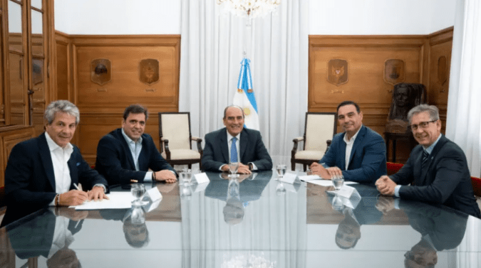 Corrientes se sumó al plan dólares bajo el colchón: Valdés firmó el acuerdo con Guilermo Francos