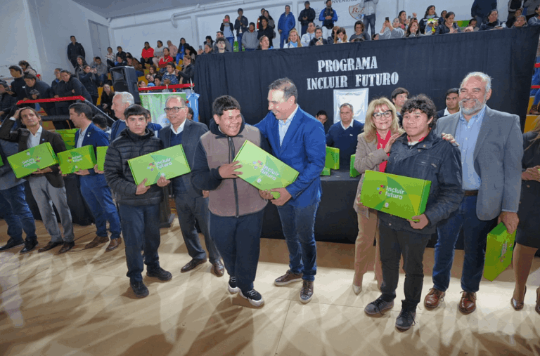 Valdés hizo entrega de 886 notebooks a estudiantes de colegios secundarios de la Capital