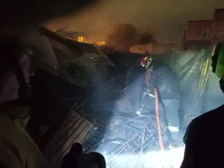 Dos menores hospitalizadas tras el feroz incendio de una casilla
