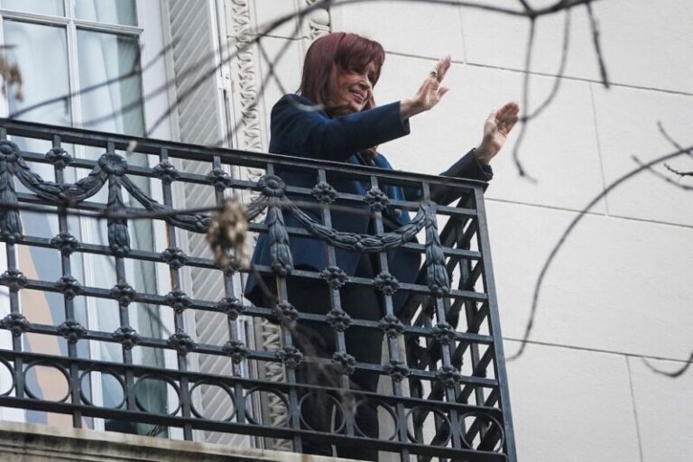 Cristina preguntó a la Justicia si tiene permitido salir a su balcón
