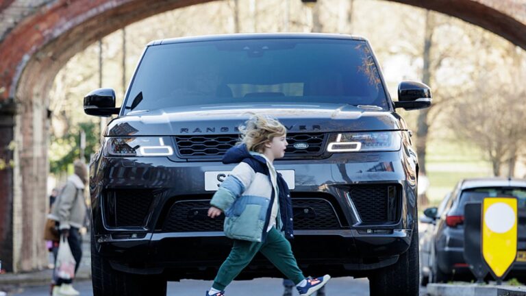 El motivo por el que las pickups y SUV representan un grave peligro para niños