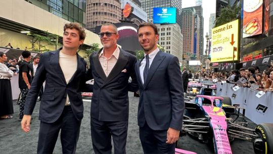 Colapinto desfiló en la alfombra roja de Time Square en la premiere del filme de Brad Pitt