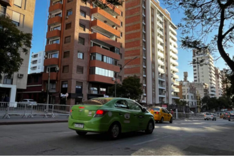 Habilitan un carril de Bv. San Juan tras finalizar la obra de demolición del edificio