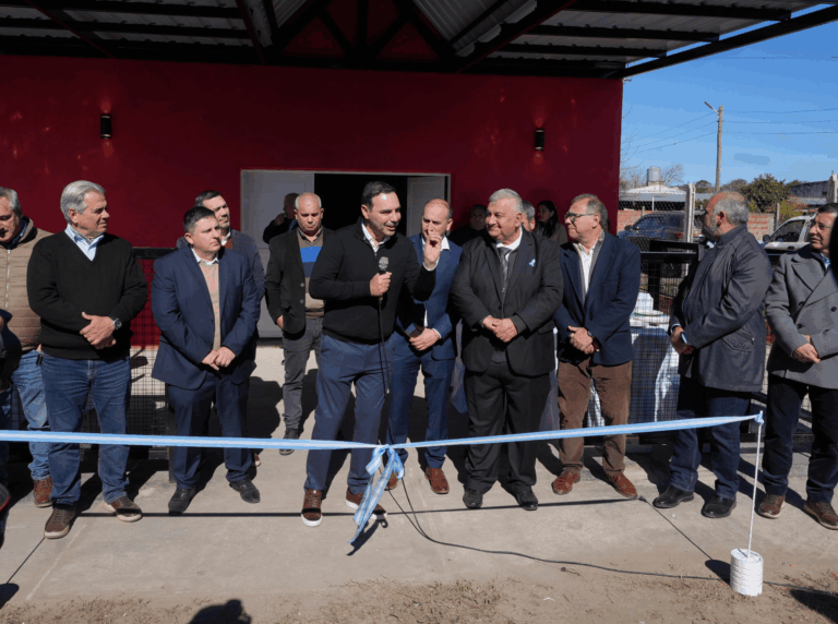 El Gobernador habilitó dos nuevas instalaciones de usos múltiples en San Lorenzo