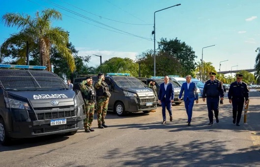 Valdés entregó 60 motos y 13 combis a La Policía