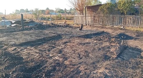 Incendio destruyó una casa y dejó una familia con lo puesto