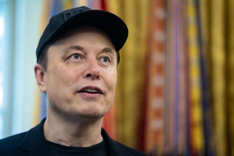 Grok 4, la inteligencia artificial de X, consulta las posturas de Elon Musk antes de responder