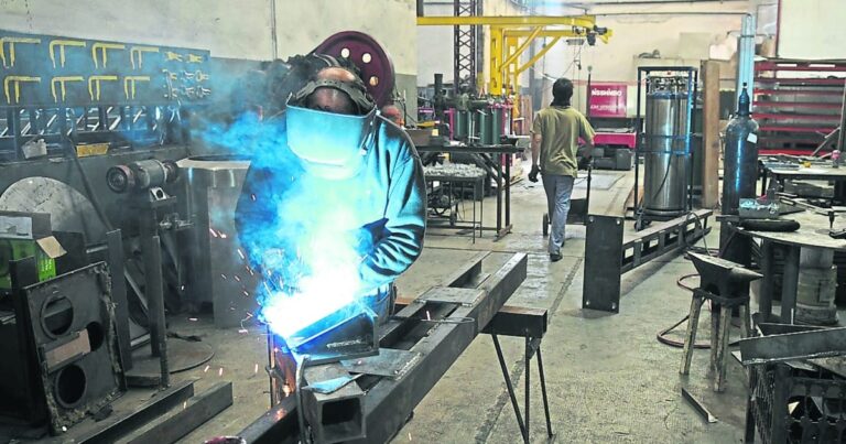 Industria en tensión: crece la producción, pero se pierde empleo y se disparan las importaciones