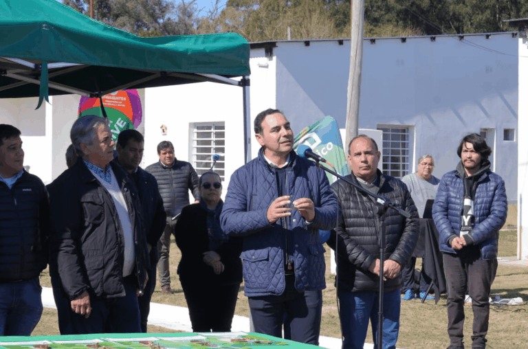 En San Isidro, Valdés otorgó 10 viviendas y anunció la construcción de 30 más