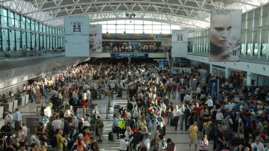 Investigan una millonaria estafa con pasajes aéreos que dejó a cientos de familias sin viaje ni reembolso