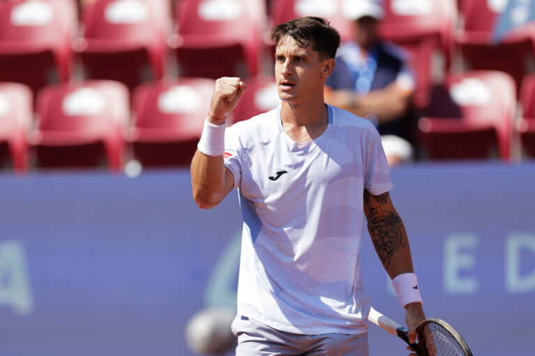 Tenis: Ugo Carabelli le ganó a Llamas Ruiz y se metió en las semis del ATP 250 de Umag