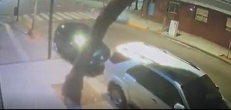 Video: una moto cruzó en rojo y chocó contra un auto en Boedo