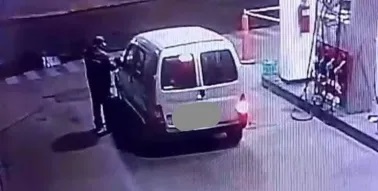 Apunta de pistola se hizo cargar $3 mil de nafta y huyó