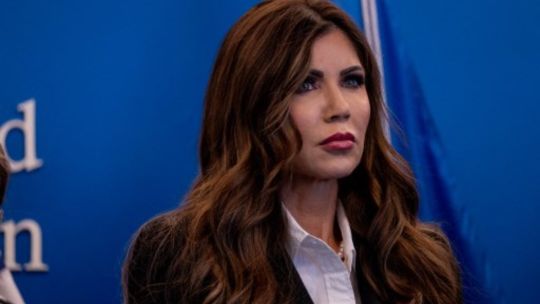 Llega al país Kristi Noem, la «caza inmigrantes» de Trump: quién es y por qué viene a reunirse con Milei y Bullrich