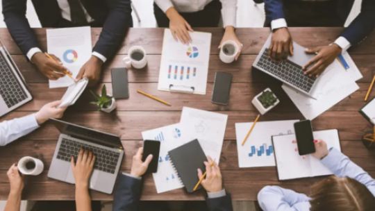 La economía dual de Javier Milei abrió el libro de pases en multinacionales: qué ejecutivos quieren regresar al país y quiénes huir?