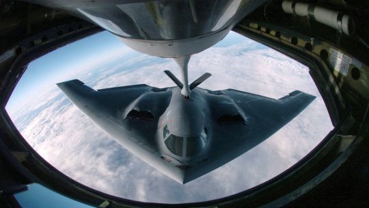 La trama del ataque: aviones furtivos B-2 Spirit, con ojivas GBU-57 de 13 toneladas, que explotan a 60 metros de profundidad