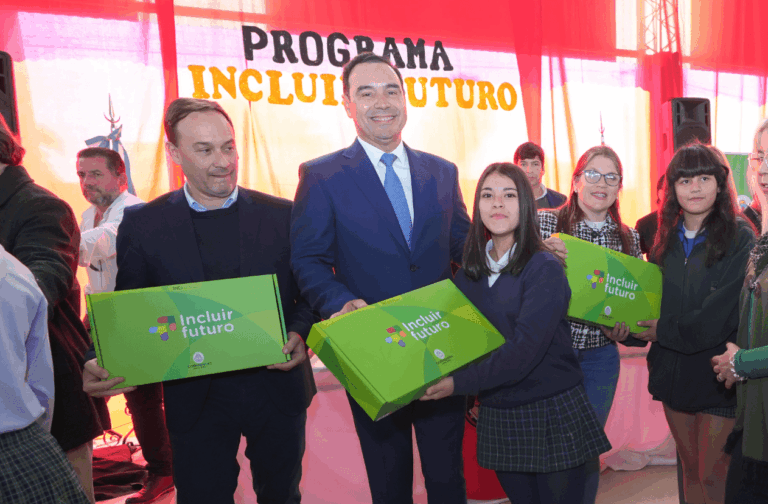 Valdés entregó notebooks del programa Incluir Futuro a estudiantes secundarios de Goya