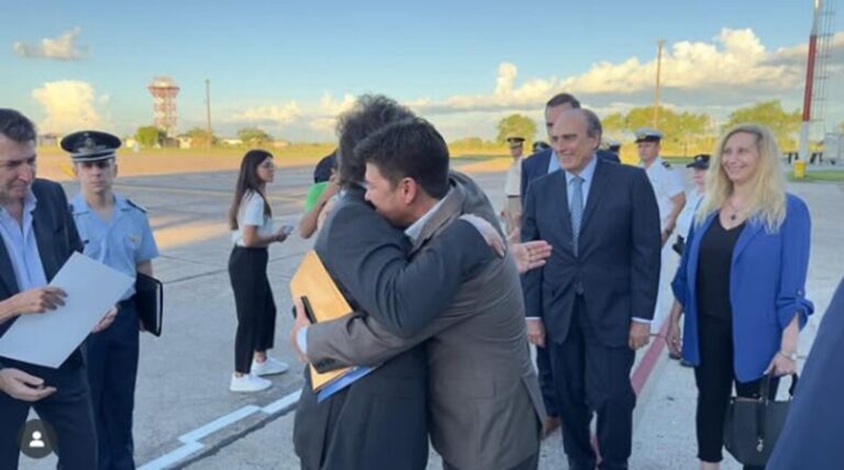 Almirón es Milei en Corrientes: el apoyo del Presidente a la candidatura de Lisandro